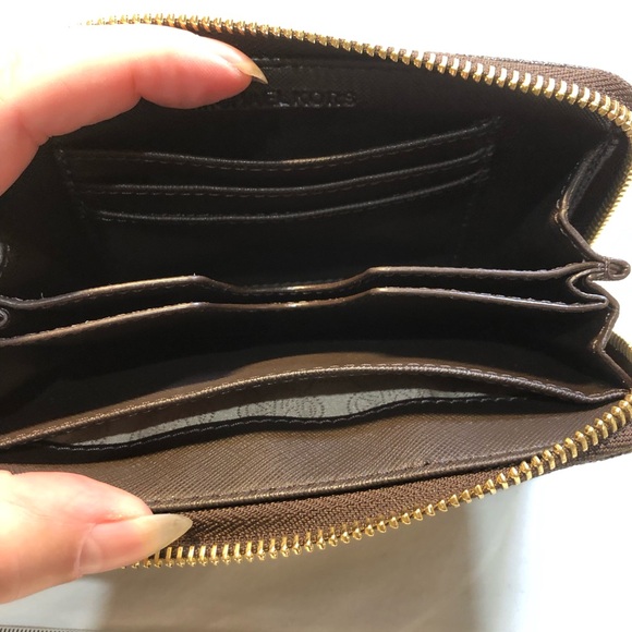 Micheal Kors Wallet Wristlet - Picture 4 of 13